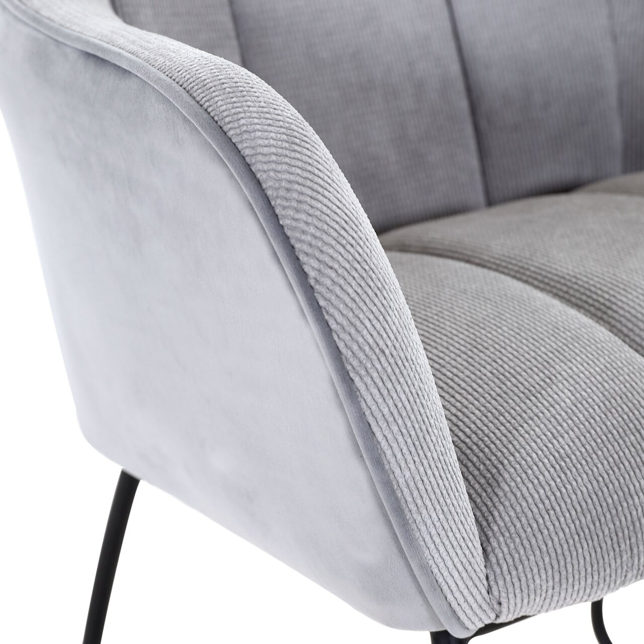 Novel Armlehnstuhl LAILA Nahaufnahme eines grauen Armlehnstuhls mit weichem Stoffbezug und schwarzen Metallbeinen, seitliche Perspektive