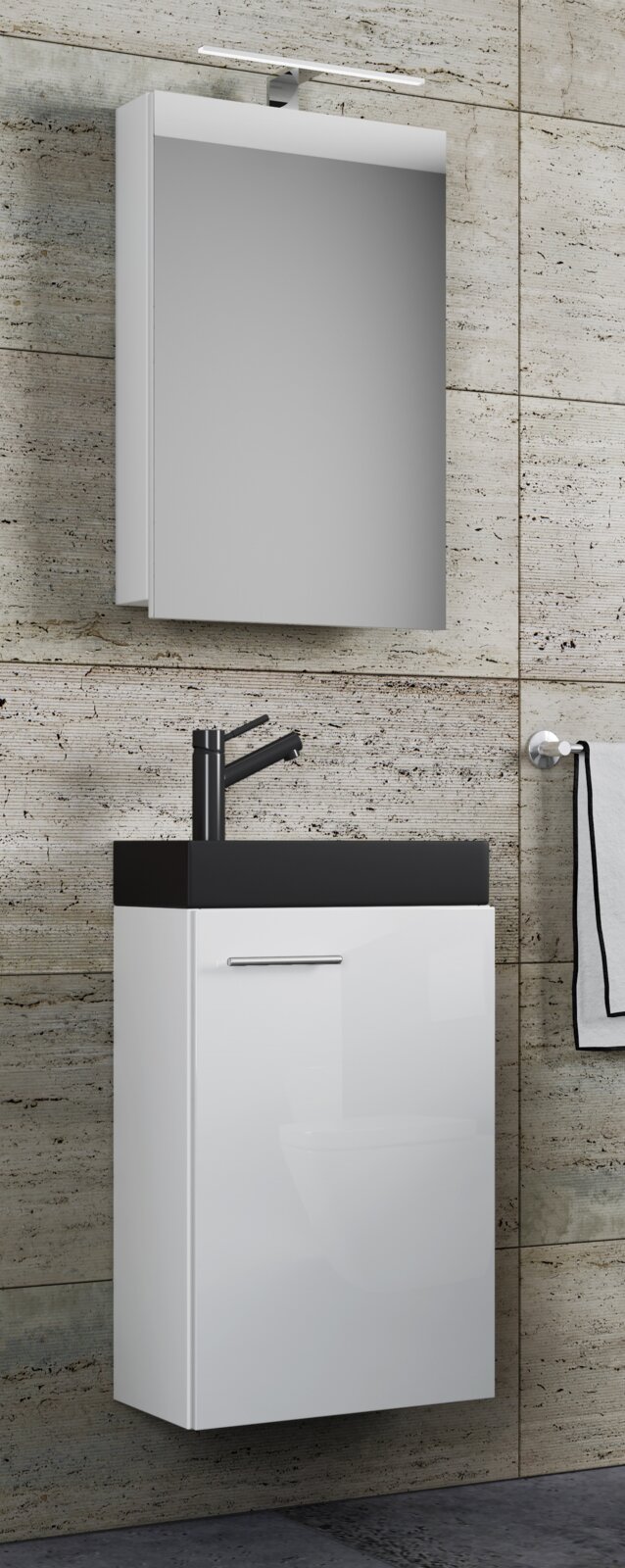 Modernes Badezimmer-Waschtisch-Set mit weißem Hochglanz-Unterschrank, schwarzem Aufsatzwaschbecken, schwarzer Armatur und Spiegelschrank mit LED-Leuchte, frontal in leichter Seitenperspektive aufgenommen