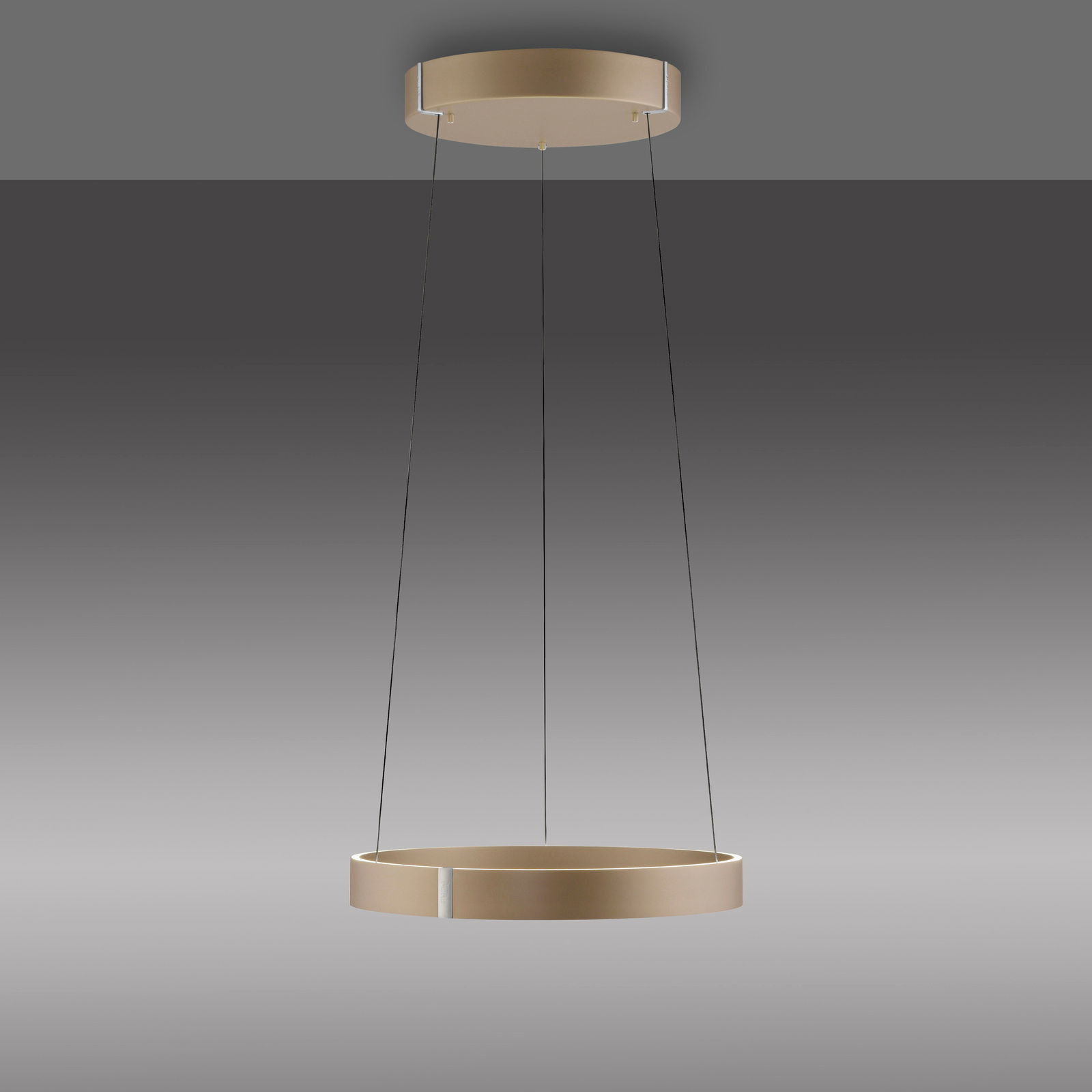 Moderne LED-Pendelleuchte in goldener Farbe, von unten betrachtet, mit kreisförmigem Design und schlanken Aufhängungen.