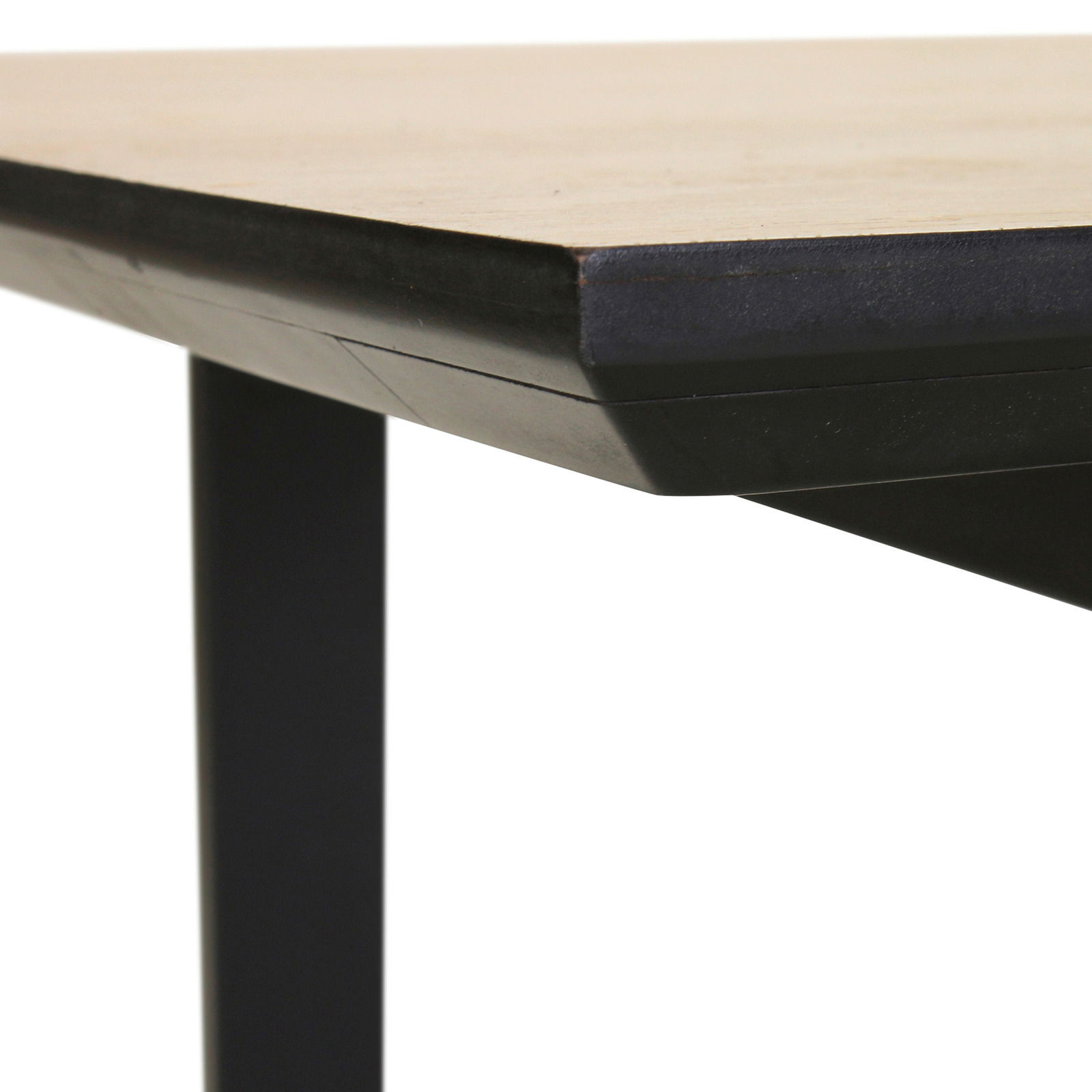 Nahaufnahme der Ecke eines Esstisches mit schwarzem Metallgestell und heller Tischplatte, seitliche Perspektive