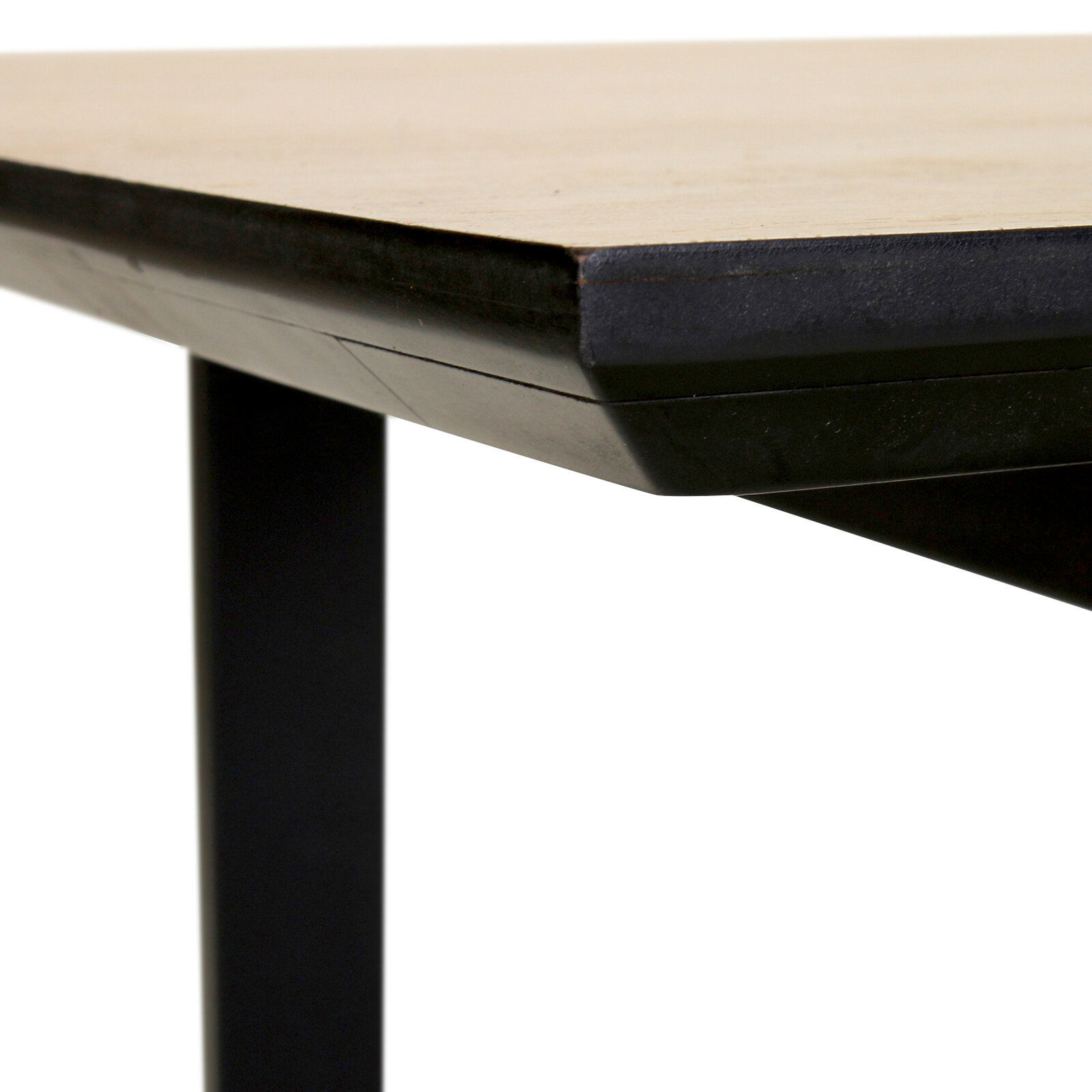 Nahaufnahme der Ecke eines Esstisches mit schwarzem Metallgestell und heller Tischplatte, seitliche Perspektive