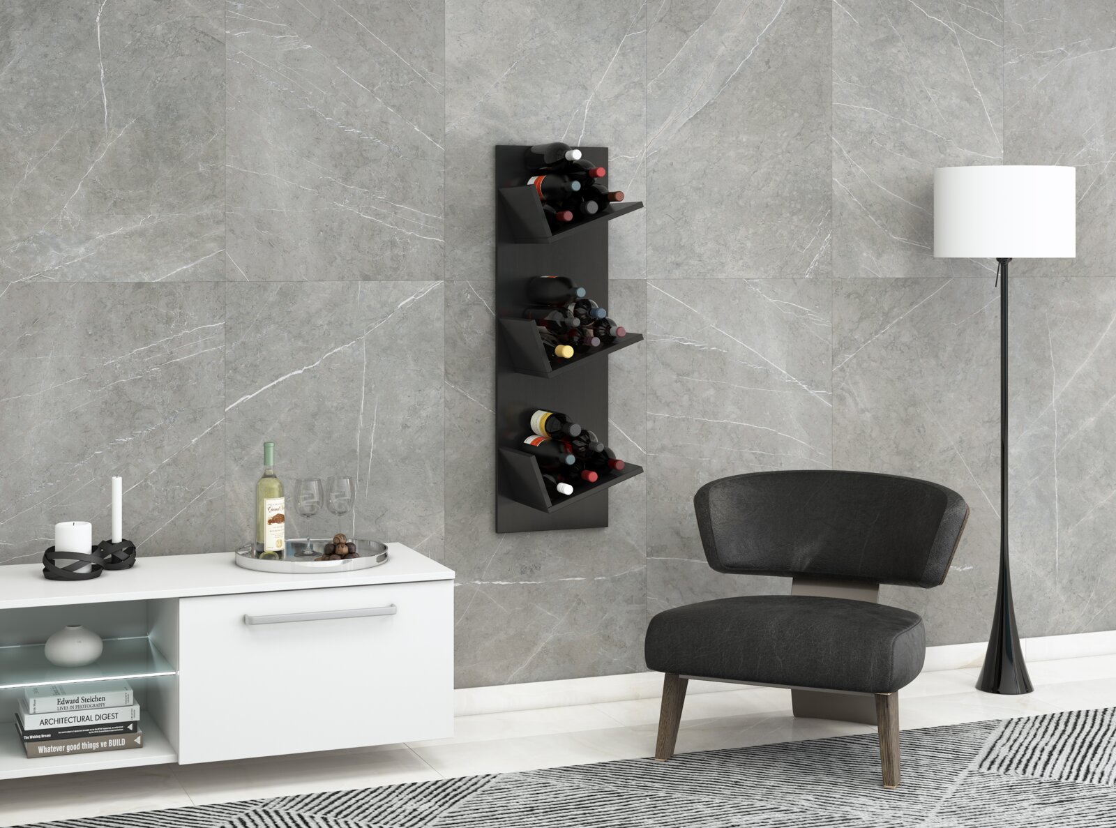 VCM Weinregal VINOSI Schwarzes, wandmontiertes Weinregal mit drei schrägen Ablagen, bestückt mit mehreren Weinflaschen, an einer grauen Steinoptik-Wand im Wohnzimmer; Perspektive: frontale Ansicht leicht von links.