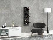 Schwarzes, wandmontiertes Weinregal mit drei schrägen Ablagen, bestückt mit mehreren Weinflaschen, an einer grauen Steinoptik-Wand im Wohnzimmer; Perspektive: frontale Ansicht leicht von links.