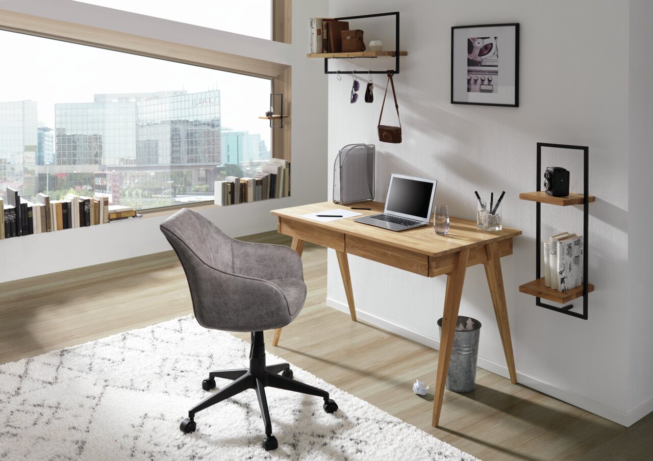 Moderner Schreibtisch aus Holz mit Laptop und Glas, seitliche Perspektive.