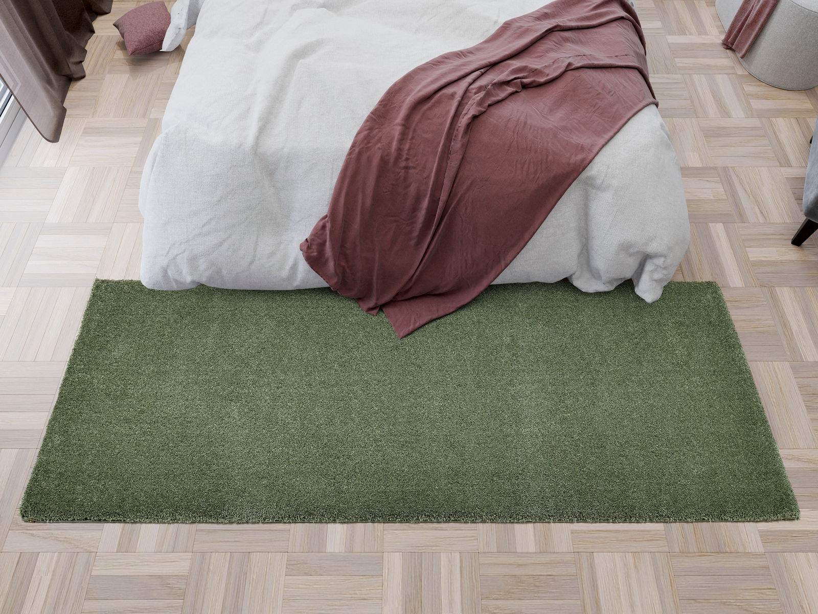 Grüner Teppichläufer vor einem Bett, aus der Vogelperspektive fotografiert.