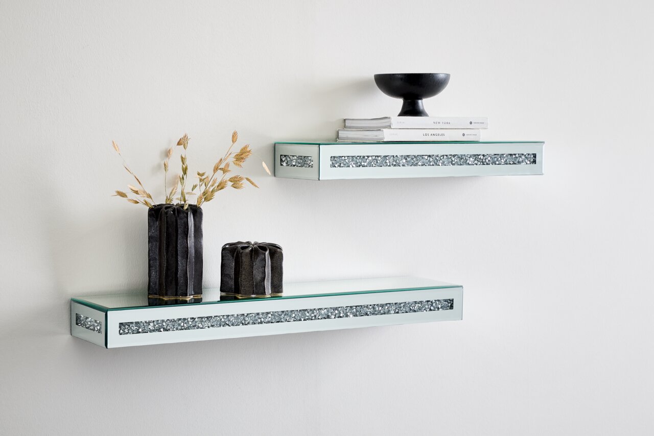 Zwei moderne Wandboards mit Glasoberfläche und dekorativen Steinelementen, seitliche Perspektive.