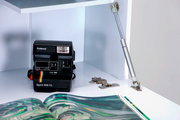 Polaroid Spirit 600 CL Kamera in einem weißen Regal, seitliche Perspektive