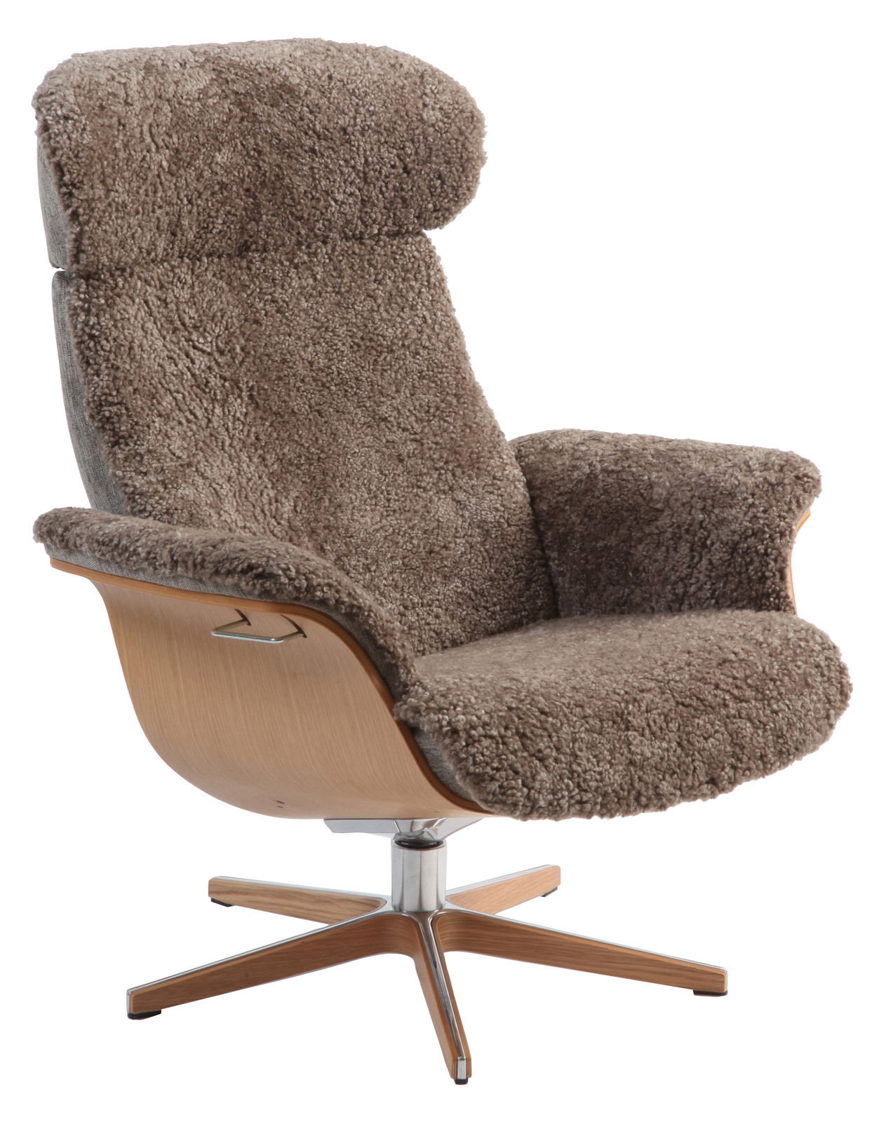 Bequemer Relaxsessel mit braunem, flauschigem Bezug und Holzdetails, seitliche Perspektive