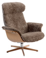 Bequemer Relaxsessel mit braunem, flauschigem Bezug und Holzdetails, seitliche Perspektive