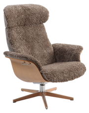 Bequemer Relaxsessel mit braunem, flauschigem Bezug und Holzdetails, seitliche Perspektive