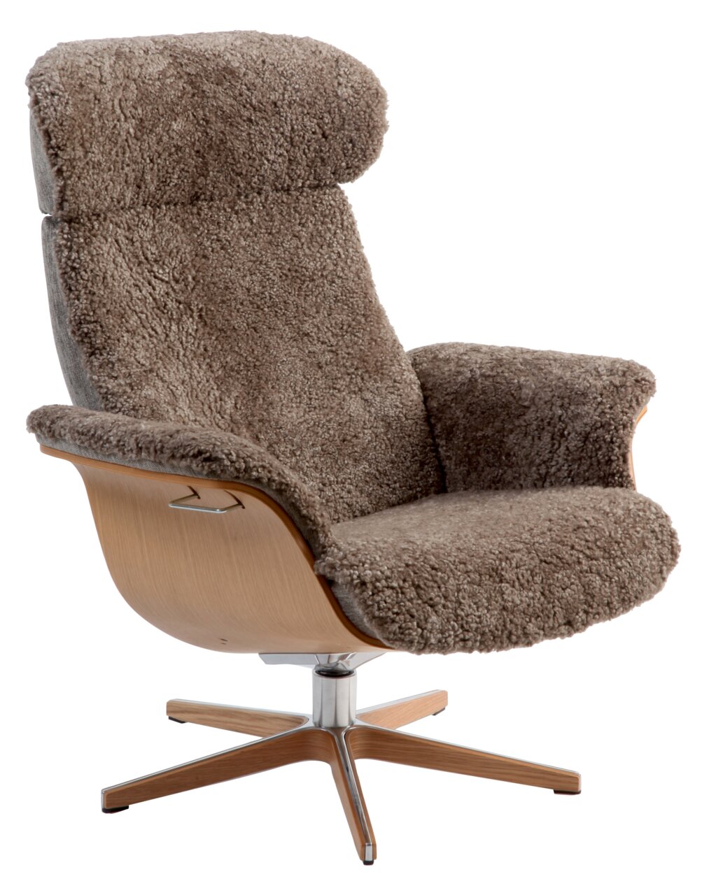 Bequemer Relaxsessel mit braunem, flauschigem Bezug und Holzdetails, seitliche Perspektive