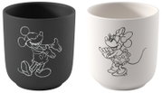 Zwei moderne Keramikbecher ohne Henkel, links schwarz mit Mickey-Mouse-Linienzeichnung, rechts weiß mit Minnie-Mouse-Linienzeichnung, frontale Ansicht leicht von oben
