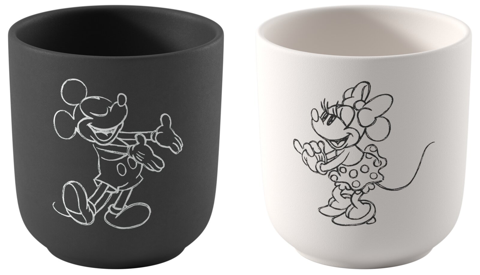 Zwei moderne Keramikbecher ohne Henkel, links schwarz mit Mickey-Mouse-Linienzeichnung, rechts weiß mit Minnie-Mouse-Linienzeichnung, frontale Ansicht leicht von oben