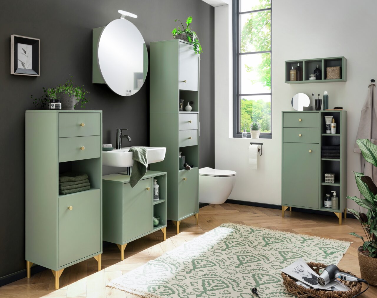 Moderner Spiegelschrank in einem stilvollen Badezimmer mit grünen Schränken und goldenen Akzenten, seitliche Perspektive.