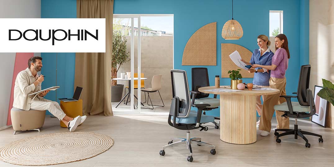 Ein moderner Arbeitsbereich mit rundem Tisch, ergonomischen Stühlen und einem großen Fenster, für eine helle Umgebung.