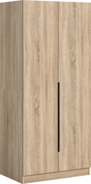 Zweitüriger Kleiderschrank in heller Eiche-Optik mit schwarzem, vertikalem Griff, freigestellt vor weißem Hintergrund, Perspektive: leicht schräg von vorne