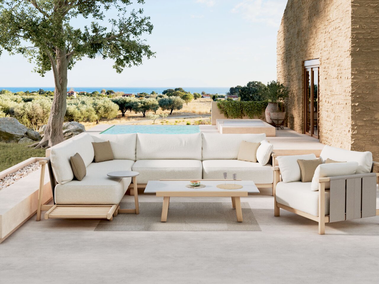 Dieter Knoll Loungesessel MARI Outdoor-Lounge-Set mit hellem Holzrahmen und cremefarbenen Polstern, L-förmigem Ecksofa, passendem Sessel und Couchtisch auf moderner Terrasse am Pool mit Meerblick; Perspektive: frontale, leicht erhöhte Weitwinkelansicht