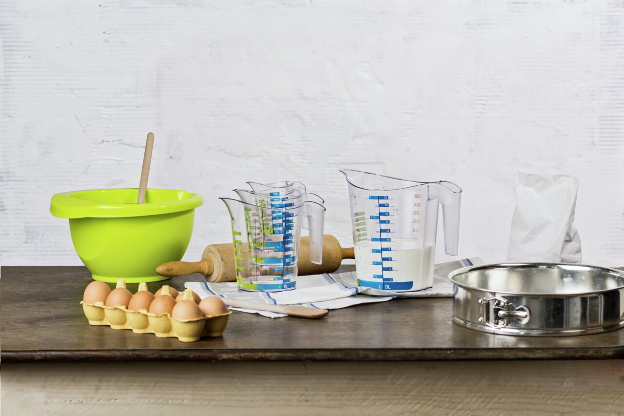 Messbecher Domino 0,15L in einer Küchenumgebung mit Eiern, einer Rührschüssel und Backutensilien, seitliche Perspektive