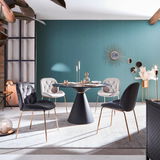 Esszimmer mit modernem Tisch und vier eleganten Stühlen in verschiedenen Farben, seitliche Perspektive