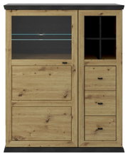 Vooraanzicht van een houten hoogkast met glazen deur, lades en open vakken.