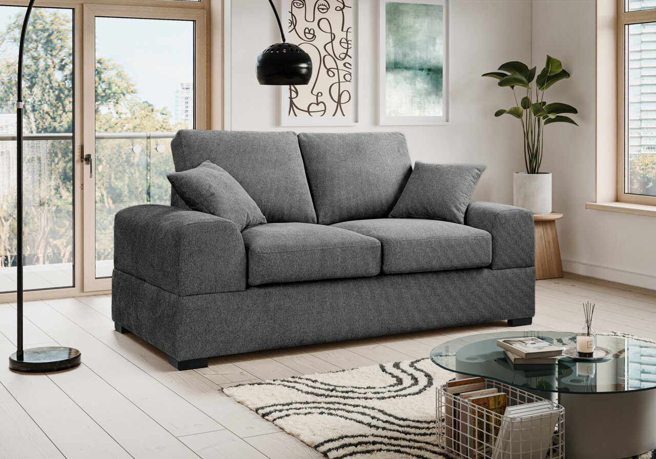 Graues 2-Sitzer-Stoffsofa mit breiten Armlehnen und zwei Kissen im modernen Wohnzimmer, frontale Perspektive.