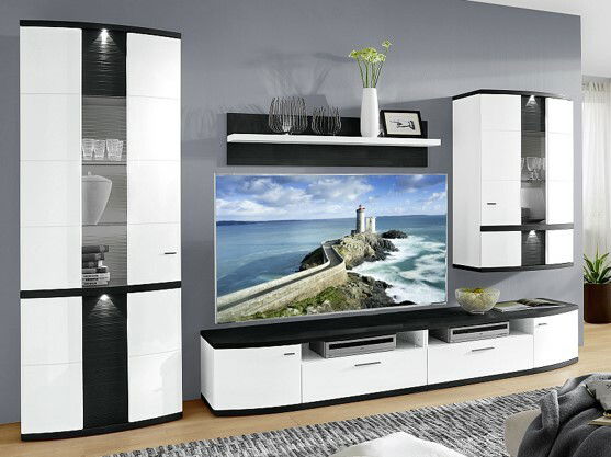 Moderne Wandkombination in Weiß und Schwarz mit Vitrinen, Regal und TV-Schrank, frontal betrachtet.