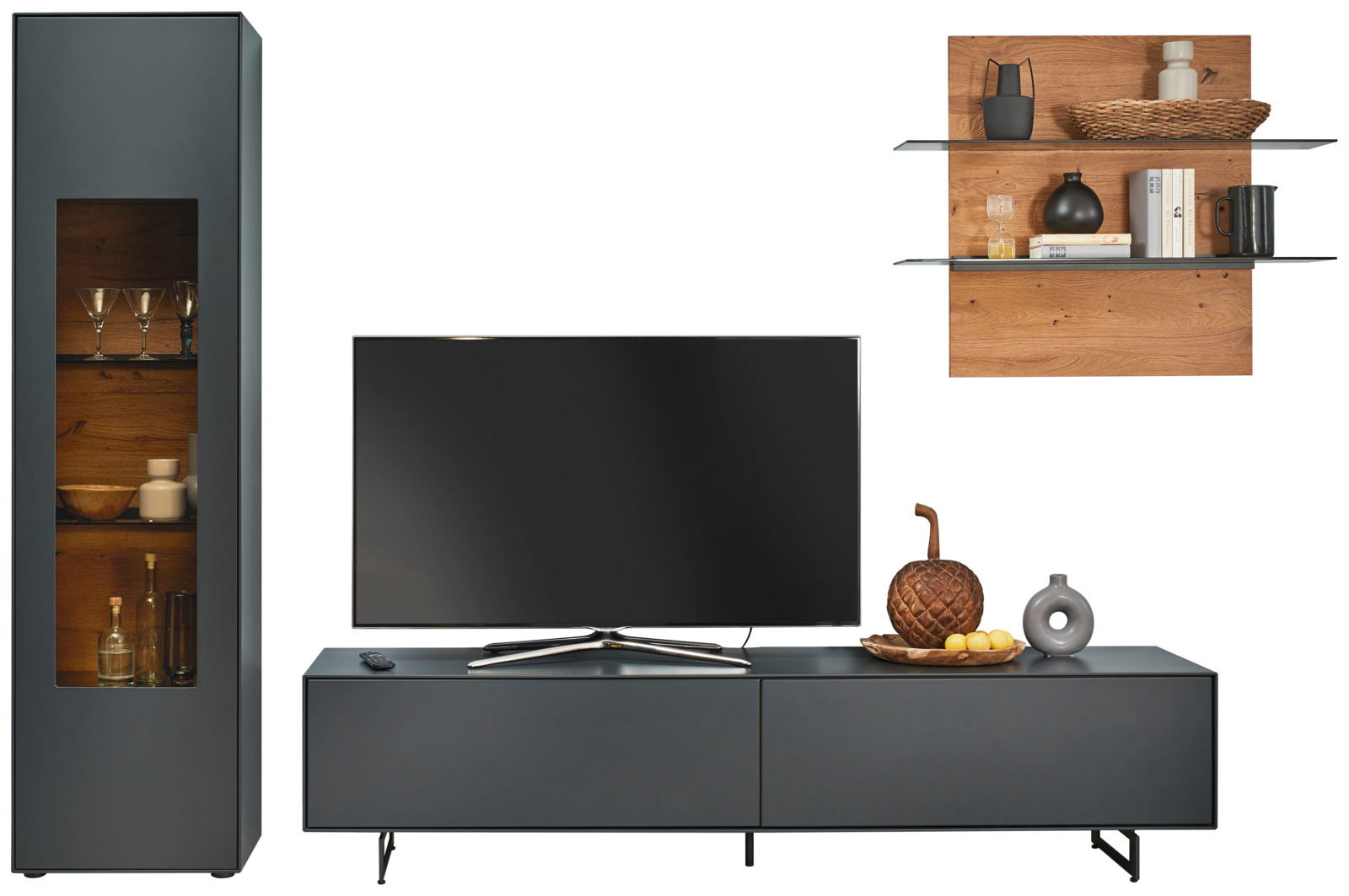 Moderne Wandkombination Valnatura LIVINO mit TV-Schrank, hohem Schrank mit Glastür und Wandregal aus Holz, frontal betrachtet.