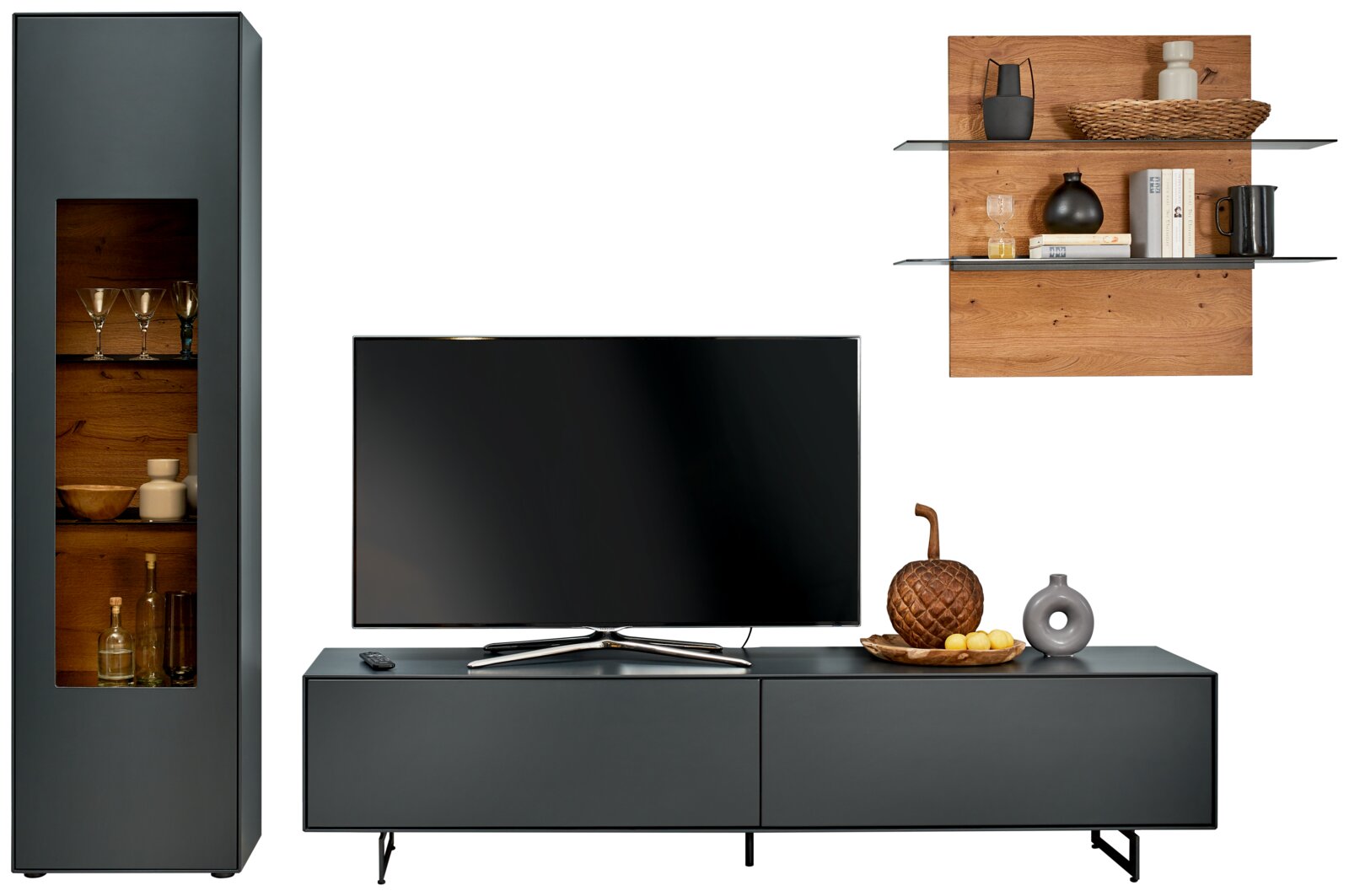 Moderne wandcombinatie Valnatura LIVINO met tv-kast, hoge kast met glazen deur en houten wandplank, gezien vanaf de voorkant.