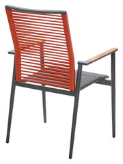 Achterkant van een fauteuil met een rode, gevlochten rugleuning en houten armleuningen.
