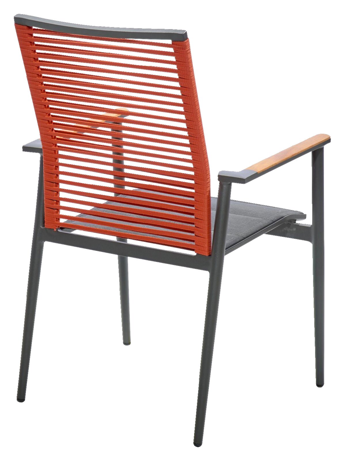 Achterkant van een fauteuil met een rode, gevlochten rugleuning en houten armleuningen.