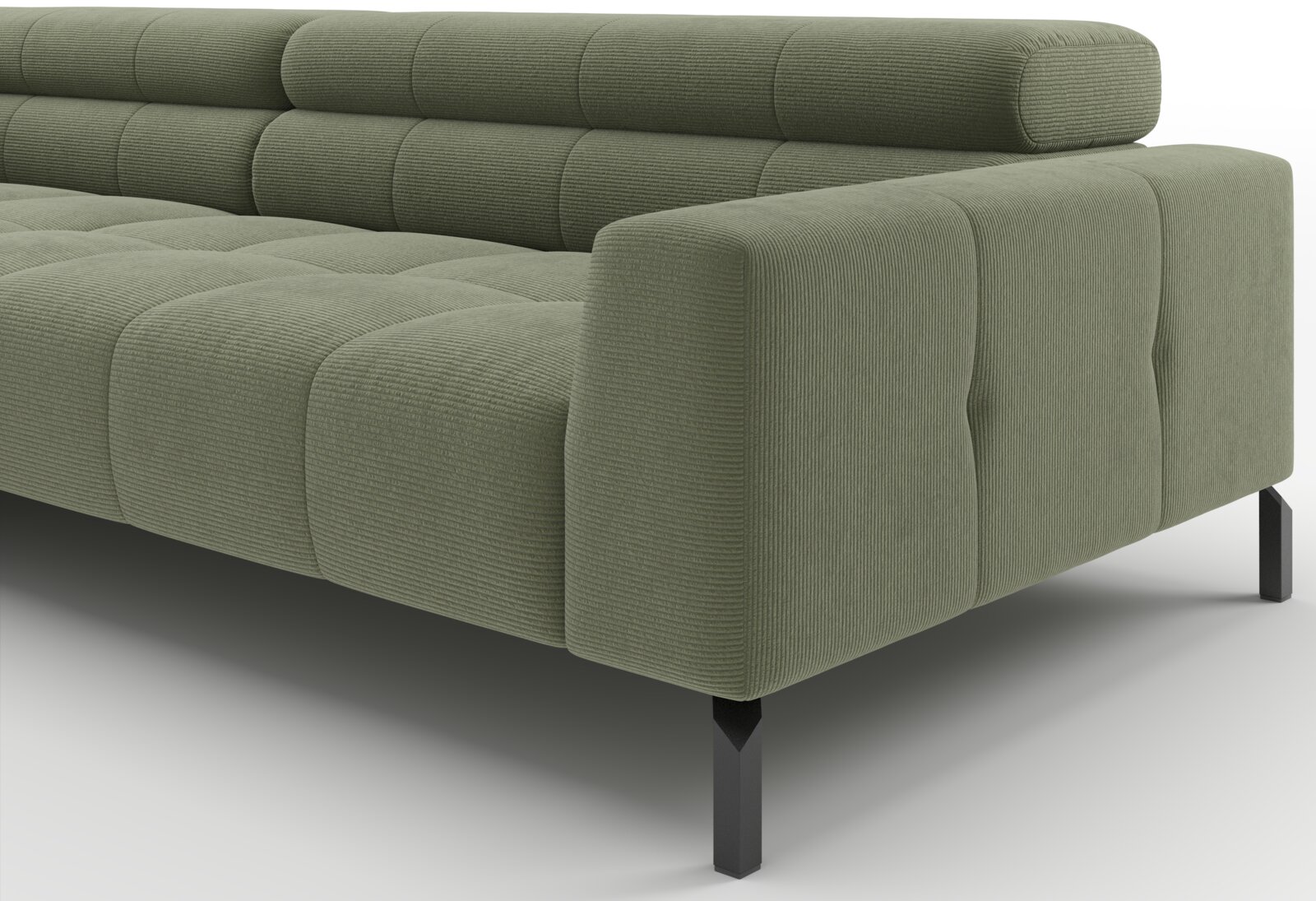 Modernes, olivgrünes Sofa mit geripptem Stoffbezug, gepolsterter Rückenlehne und schwarzen Metallfüßen, Ansicht schräg von vorne rechts (Detail Armlehne und Sitzfläche).