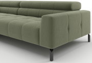 Modernes, olivgrünes Sofa mit geripptem Stoffbezug, gepolsterter Rückenlehne und schwarzen Metallfüßen, Ansicht schräg von vorne rechts (Detail Armlehne und Sitzfläche).