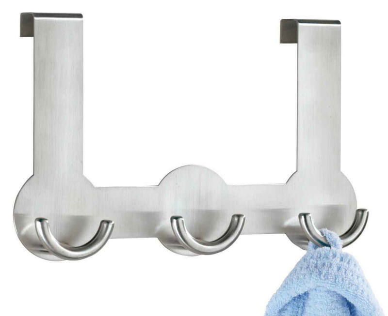Edelstahl Türgarderobe Rondo mit drei Haken, frontal abgebildet, mit einem blauen Handtuch an einem Haken.