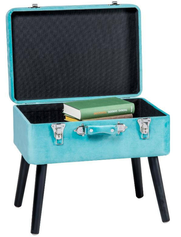 Kofferhocker in Türkis mit geöffnetem Deckel, zeigt Innenraum mit Büchern, Perspektive von vorne