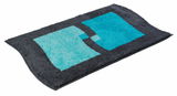 Badteppich in rechteckiger Form mit grauem Rand und türkisfarbenen geometrischen Mustern, seitliche Perspektive