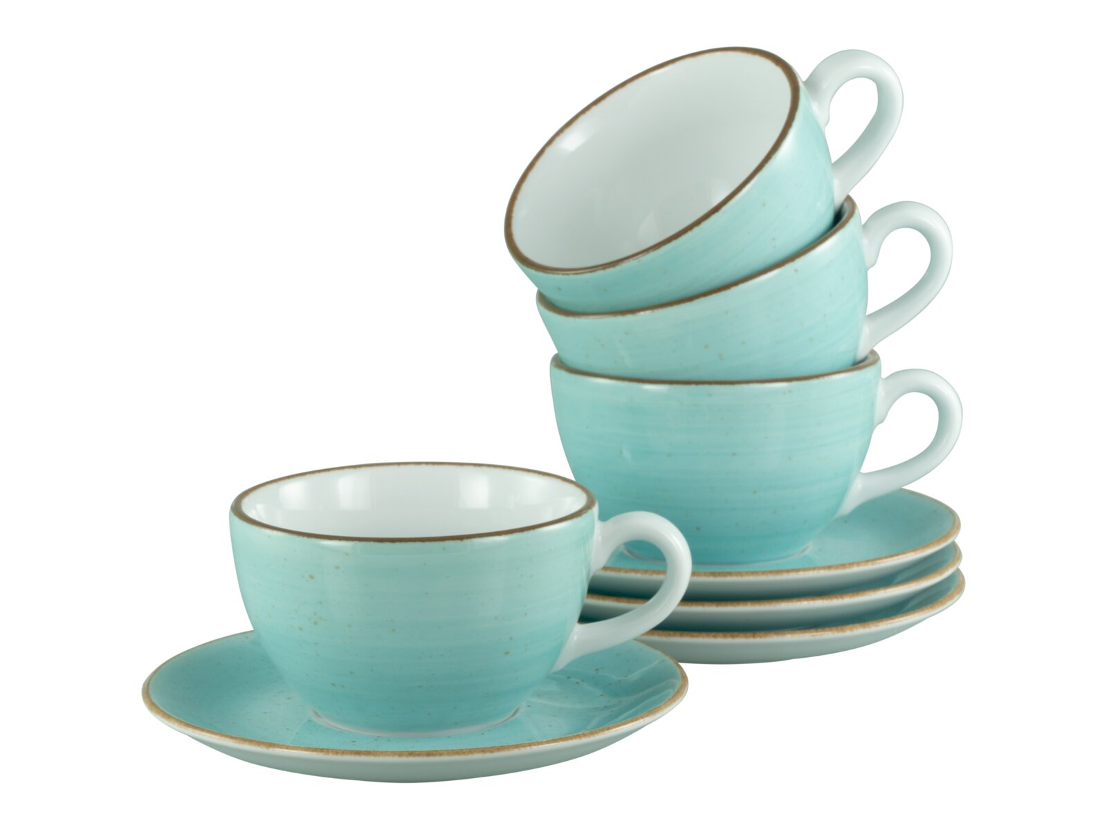 Türkises Keramik-Kaffeetassen- und Untertassen-Set mit braunem Rand, eine Tasse vorne auf Untertasse und drei Tassen gestapelt neben vier Untertassen, Ansicht schräg von vorne auf weißem Hintergrund