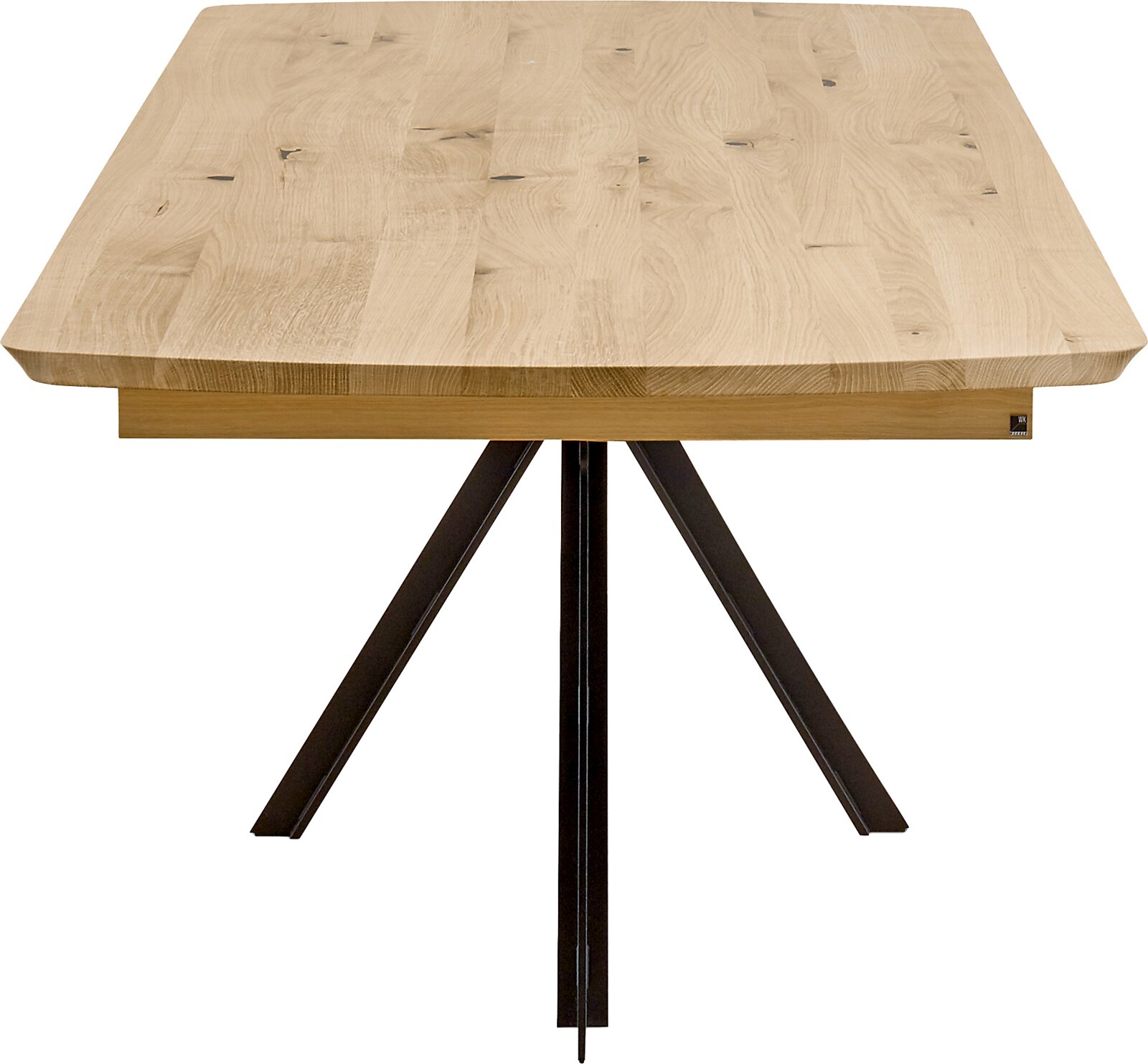 Massiver Esstisch mit heller Holzplatte und schwarzem Metallgestell, frontale Ansicht leicht von oben