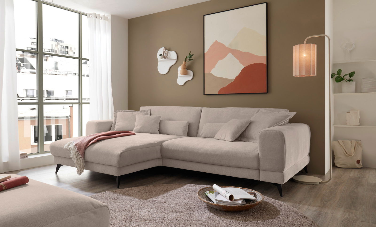Beige Ecksofa in modernem Wohnzimmer, seitliche Perspektive