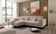 Beige Ecksofa in modernem Wohnzimmer, seitliche Perspektive