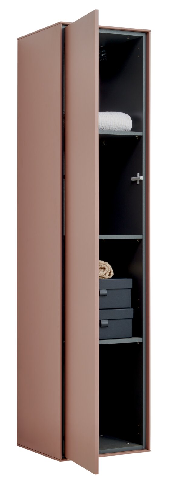 Schlanker, hoher Metallschrank in Kupfer-/Roséton mit geöffneter Tür und schwarzen Innenfächern, teilweise mit Handtüchern und Boxen bestückt, freigestellt vor Weiß, aus frontaler leicht seitlicher Perspektive