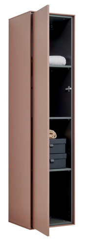 Schlanker, hoher Metallschrank in Kupfer-/Roséton mit geöffneter Tür und schwarzen Innenfächern, teilweise mit Handtüchern und Boxen bestückt, freigestellt vor Weiß, aus frontaler leicht seitlicher Perspektive