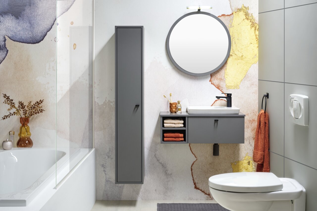 Runder Spiegel in einem modernen Badezimmer, frontal betrachtet.