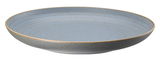 Speiseteller 27 cm in blauer Keramik mit feinen Rillen, seitliche Perspektive