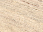 Nahaufnahme eines beigen Wollteppichs mit feiner Textur und leichtem Farbverlauf, diagonale Perspektive