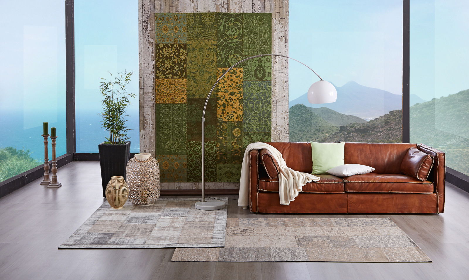 Novel Bogenleuchte Moderne Bogenleuchte in einem stilvollen Wohnzimmer mit Ledersofa und Panoramafenster, seitliche Perspektive