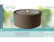 Runder, moderner Brunnen mit LED-Beleuchtung, aus der Perspektive leicht von oben betrachtet.