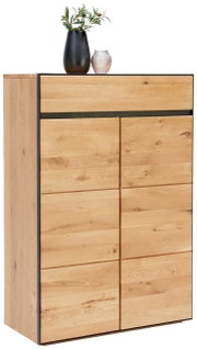 Hochkommode aus hellem Holz mit schwarzen Akzenten, dekoriert mit einer schwarzen Vase und einem Glasgefäß, seitliche Perspektive.