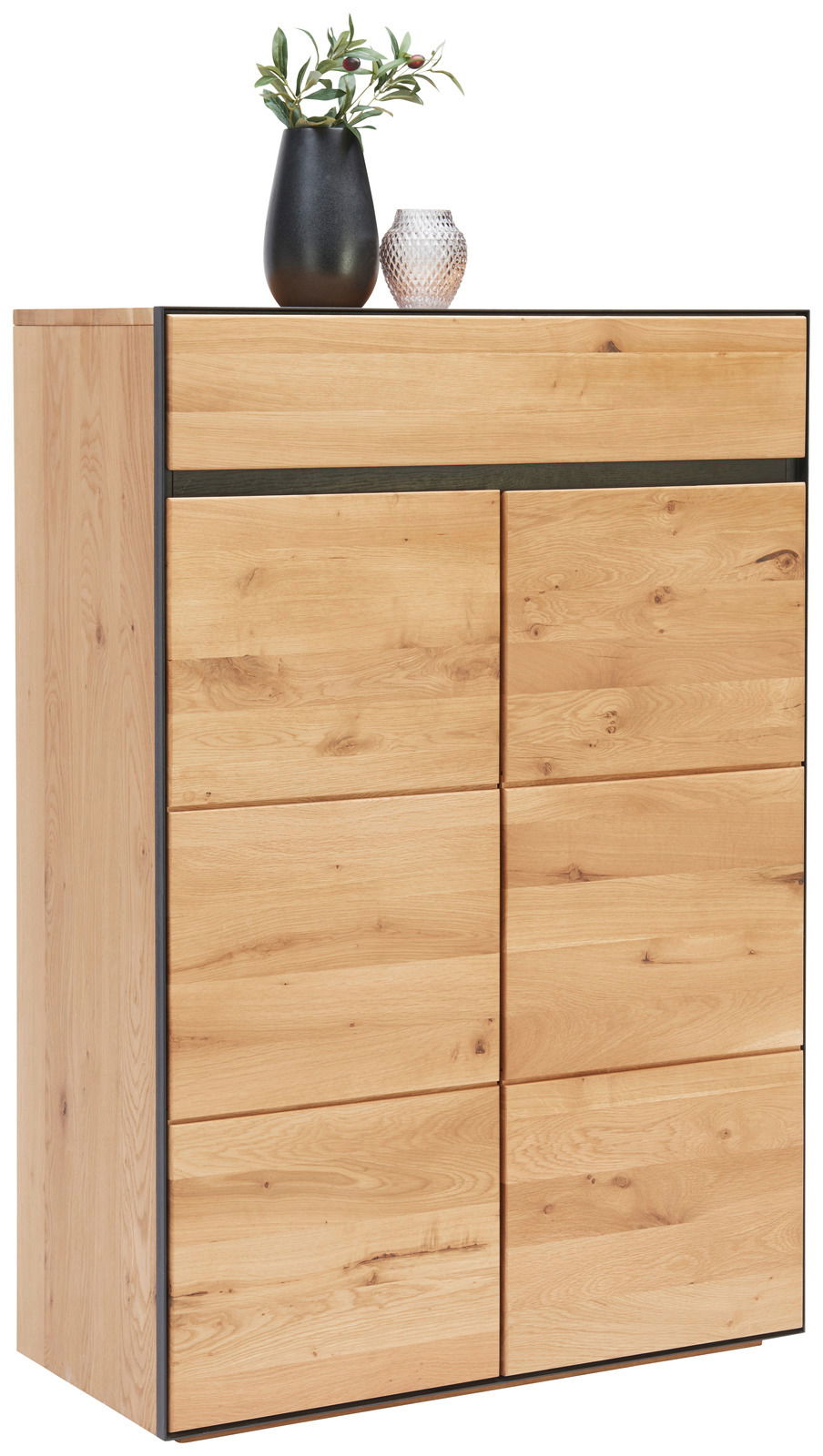 Hochkommode aus hellem Holz mit schwarzen Akzenten, dekoriert mit einer schwarzen Vase und einem Glasgefäß, seitliche Perspektive.