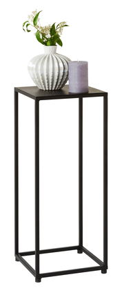 Moderner Beistelltisch mit schwarzem Metallgestell, darauf eine dekorative Vase mit Blumen und eine Kerze, seitliche Perspektive.
