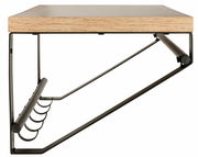 Seitenansicht einer modernen Wandgarderobe mit Holzablage und schwarzem Metallgestell, inklusive Hakenleiste.